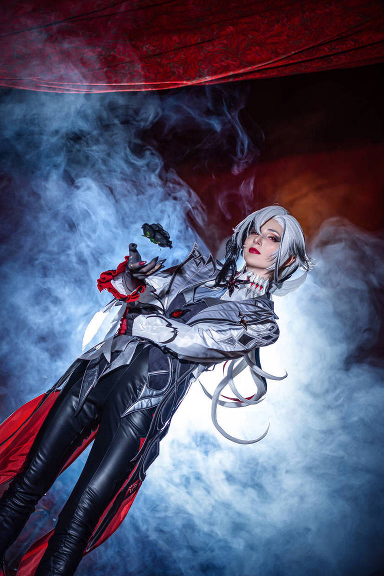 Genshin Impact - Arlecchino (The Knave) Cosplay - recreation