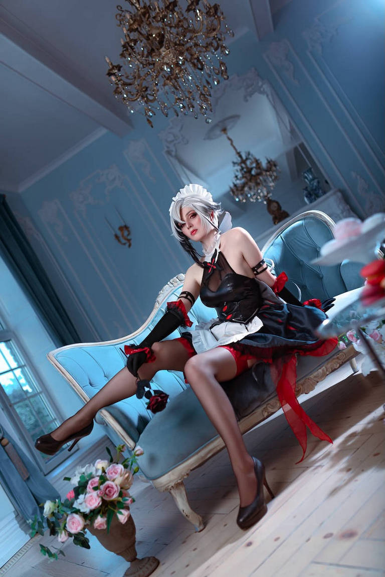 Genshin Impact Arlecchino The Knave Maid Cosplay 2