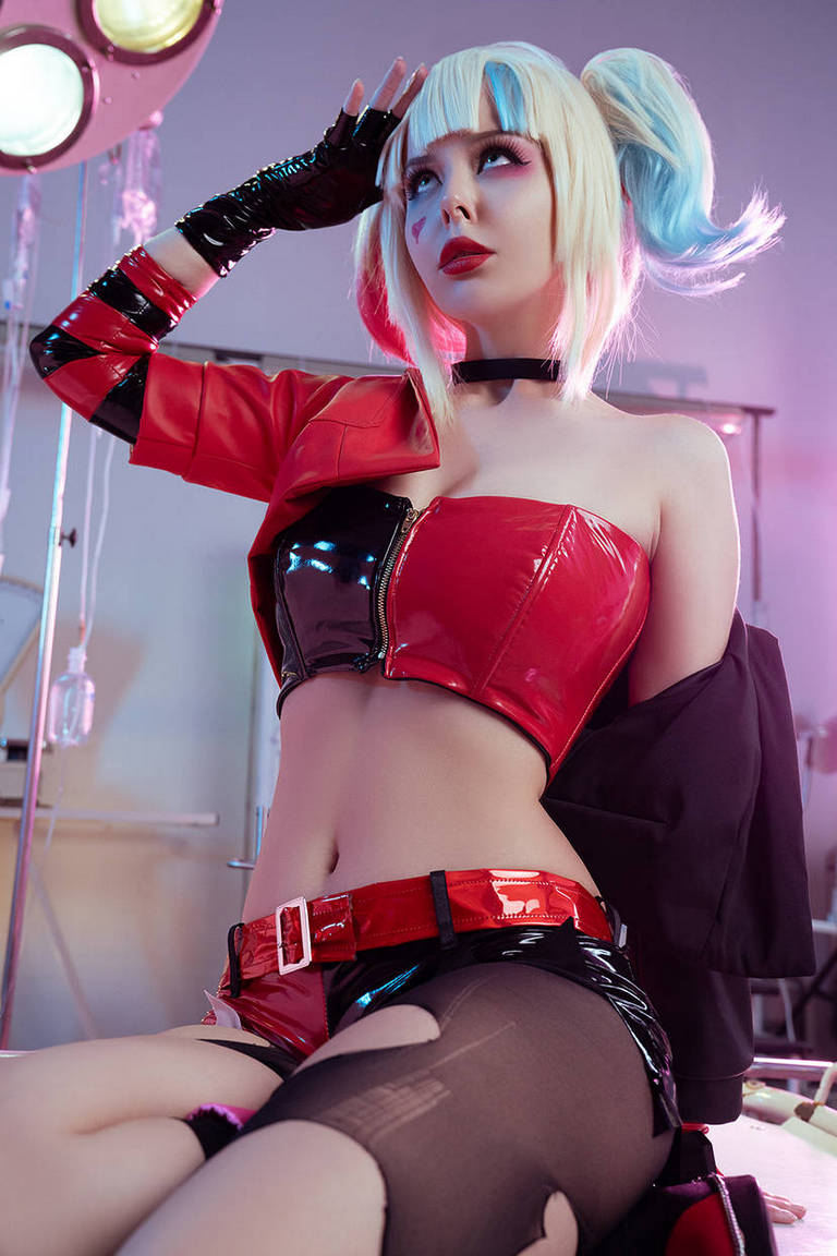 Harley Quinn (TV Series) - Harley Quinn (Harleen Frances Quinzel) Cosplay - elegant capture