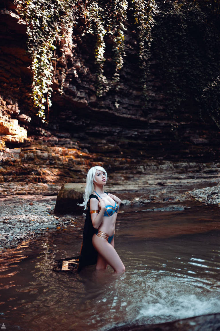 League of Legends - Ashe (The Frost Archer) (Ocean Song) Cosplay - costume focus League of Legends - Ashe (The Frost Archer) (Ocean Song) Cosplay - costume focus
