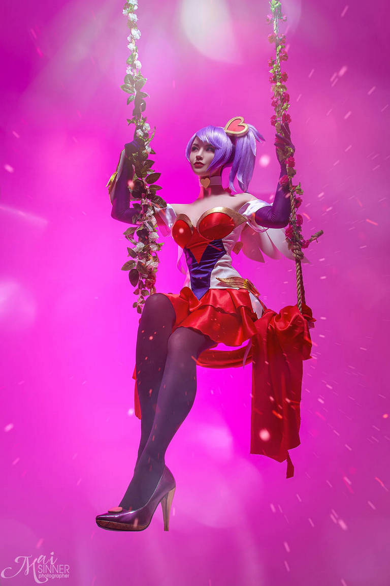 League of Legends - Quinn (Demacias Wings) (Heartseeker) Cosplay - expressive portrait