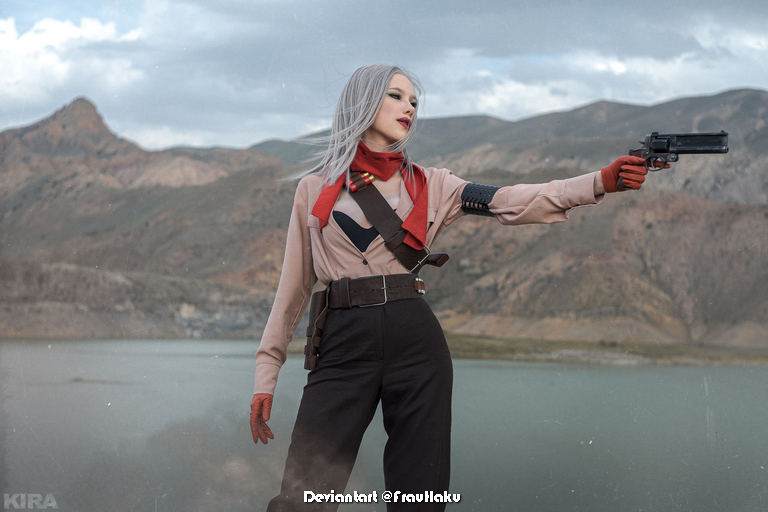 Metal Gear Solid 5 - The Phantom Pain - Revolver Ocelot (Adamska) (Female) Cosplay - soft focus shot