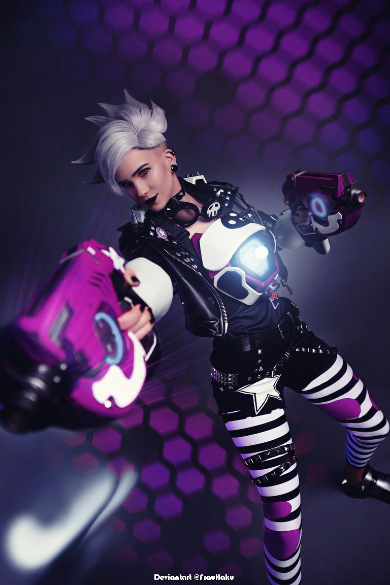 Overwatch - Tracer (Lena Oxton) (Ultraviolet) Cosplay - full length photo Overwatch - Tracer (Lena Oxton) (Ultraviolet) Cosplay - full length photo