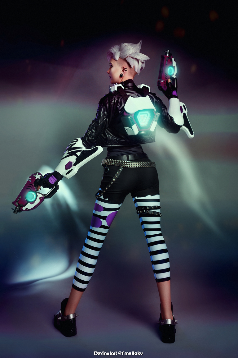 Overwatch - Tracer (Lena Oxton) (Ultraviolet) Cosplay - full body port. Overwatch - Tracer (Lena Oxton) (Ultraviolet) Cosplay - full body port.