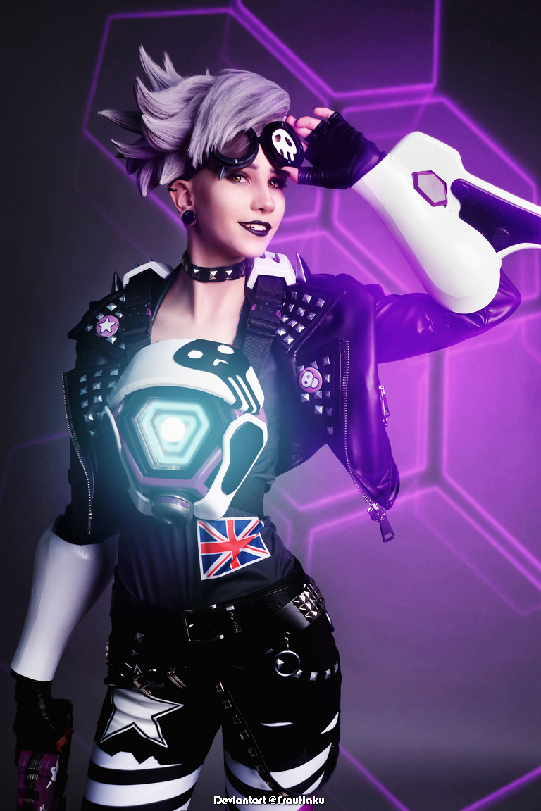Overwatch - Tracer (Lena Oxton) (Ultraviolet) Cosplay - portrait photo Overwatch - Tracer (Lena Oxton) (Ultraviolet) Cosplay - portrait photo