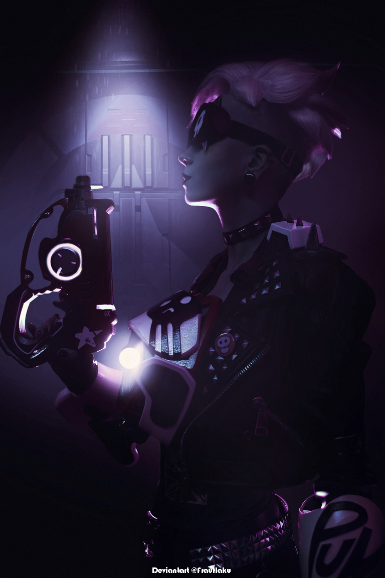 Overwatch - Tracer (Lena Oxton) (Ultraviolet) Cosplay - full length port. Overwatch - Tracer (Lena Oxton) (Ultraviolet) Cosplay - full length port.