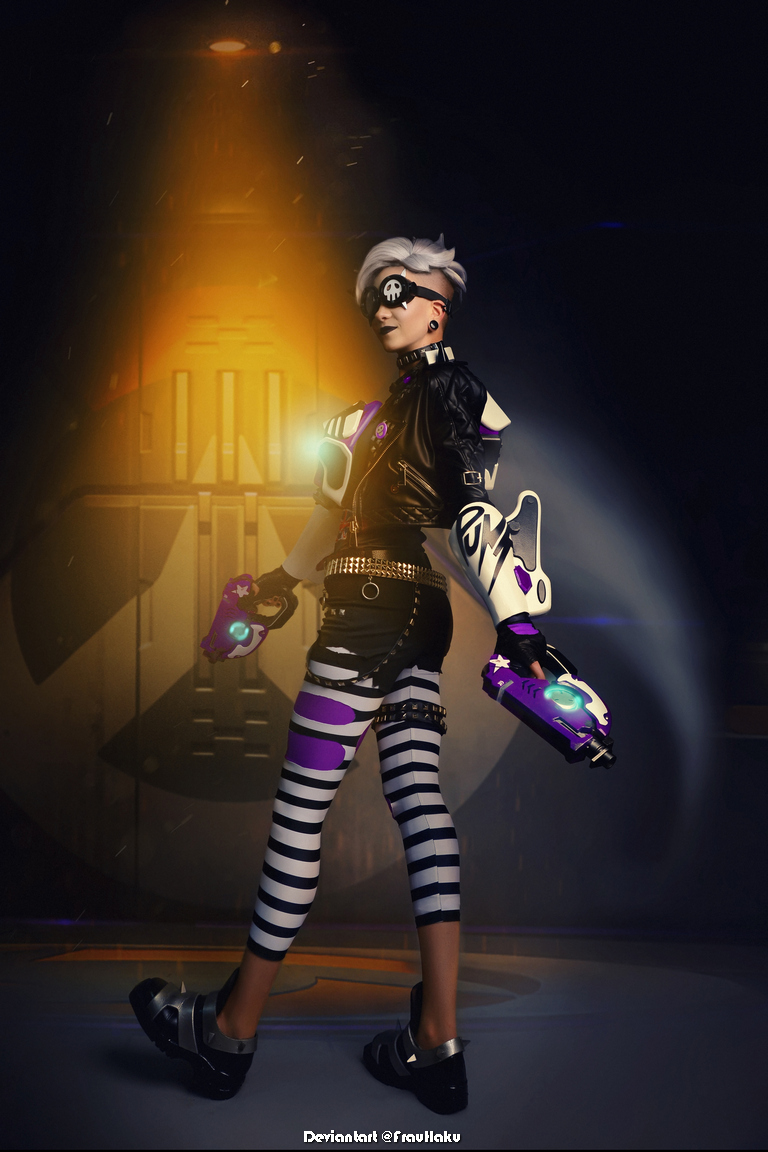 Overwatch - Tracer (Lena Oxton) (Ultraviolet) Cosplay - costume portrait Overwatch - Tracer (Lena Oxton) (Ultraviolet) Cosplay - costume portrait