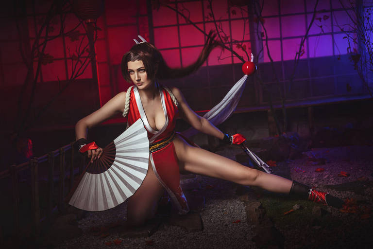 Fatal Fury 2 - Mai Shiranui (The Alluring Ninja Girl) Cosplay - soft focus shot