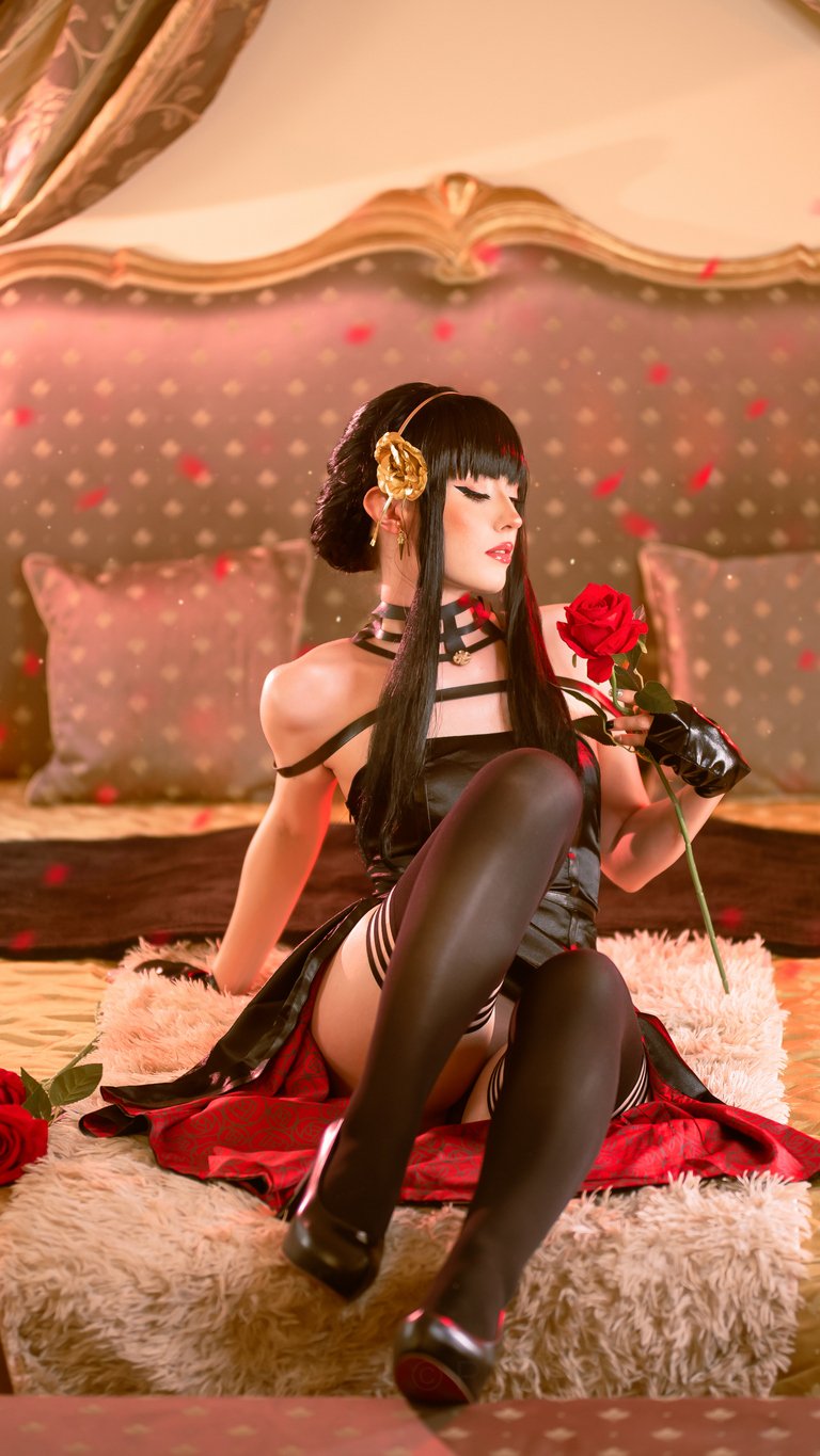 Spy &times; Family - Yor Forger (Thorn Princess) Cosplay - nuanced study