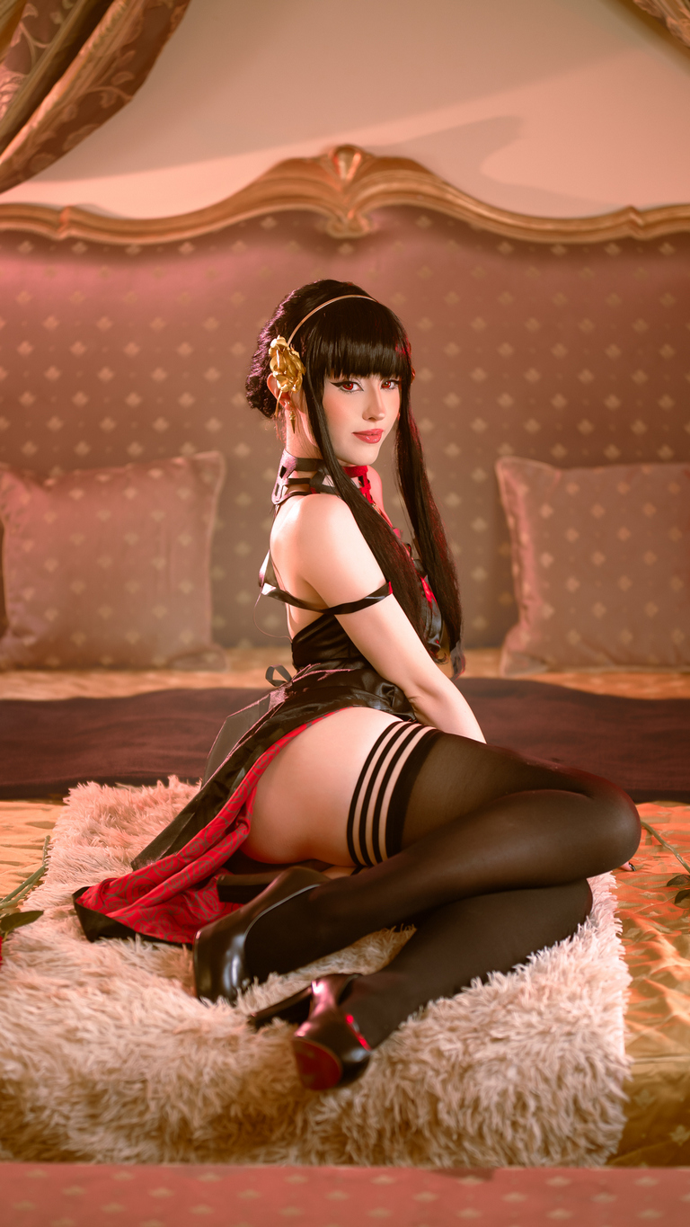 Spy &times; Family - Yor Forger (Thorn Princess) Cosplay - soft focus shot