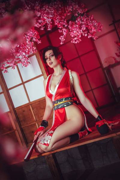 Fatal Fury 2 - Mai Shiranui (The Alluring Ninja Girl) Cosplay