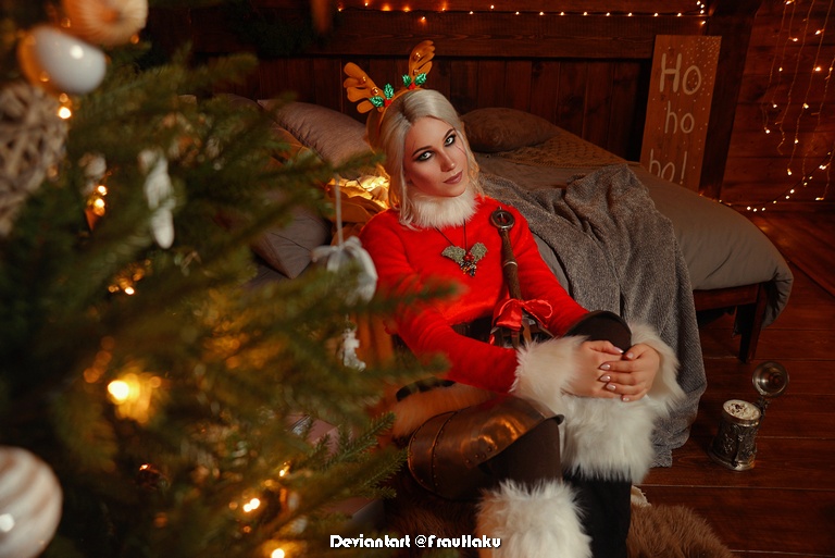 The Witcher 3 - Wild Hunt - Ciri (Cirilla Fiona Elen Riannon) (Christmas) Cosplay - full length photo