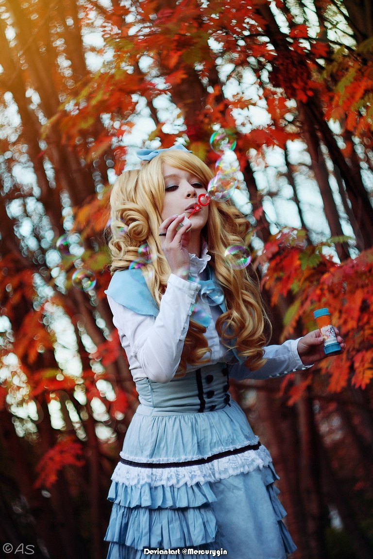 Alice in Wonderland - Alice Kingsleigh Cosplay - body photo