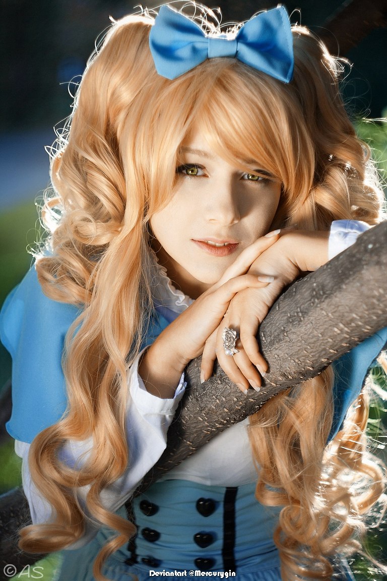 Alice in Wonderland - Alice Kingsleigh Cosplay - recreation