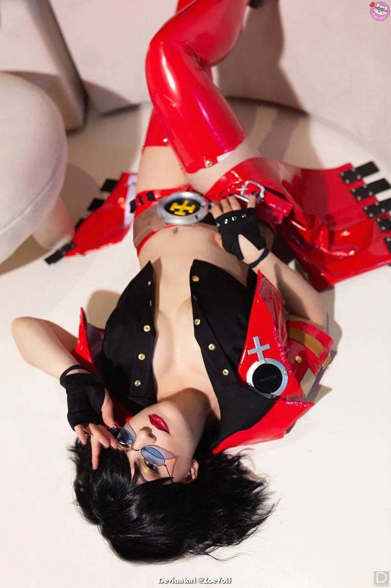 Guilty Gear - I-No (Musician in Red) Cosplay - soft focus shot