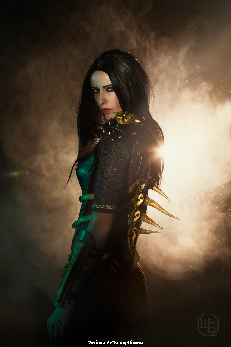 300 - Rise of an Empire - Artemisia Cosplay - full length photo