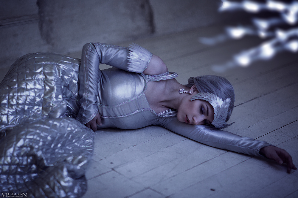 Snow White and the Huntsman - Freya (Ice Queen) Cosplay - full length photo