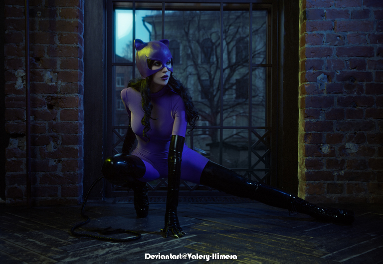 Batman - Catwoman (Selina Kyle) Cosplay - full length character portrait