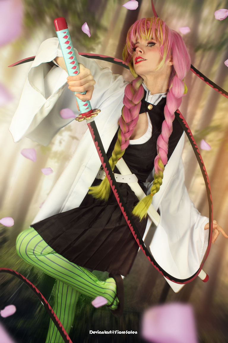 Demon Slayer - Mitsuri Kanroji Cosplay - costume showcase portrait