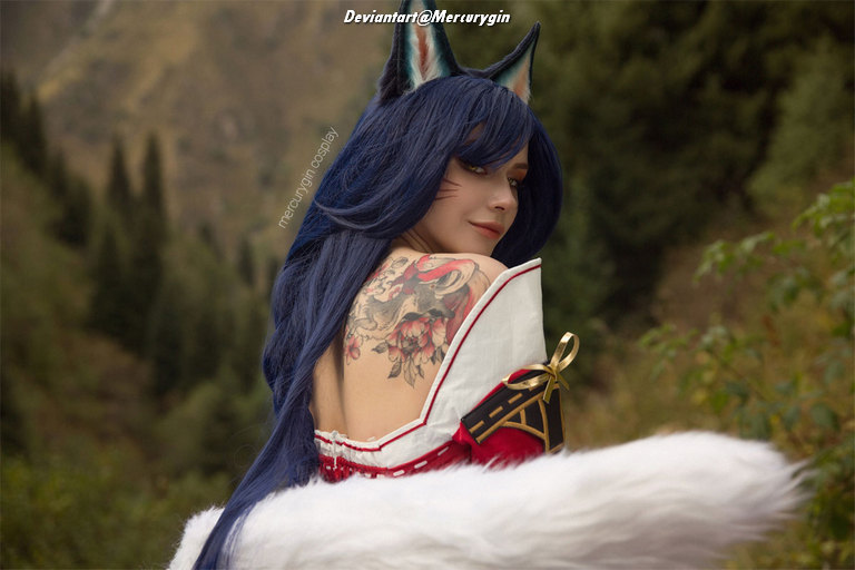 League of Legends - Ahri (The Nine-Tailed Fox) Cosplay - costume show