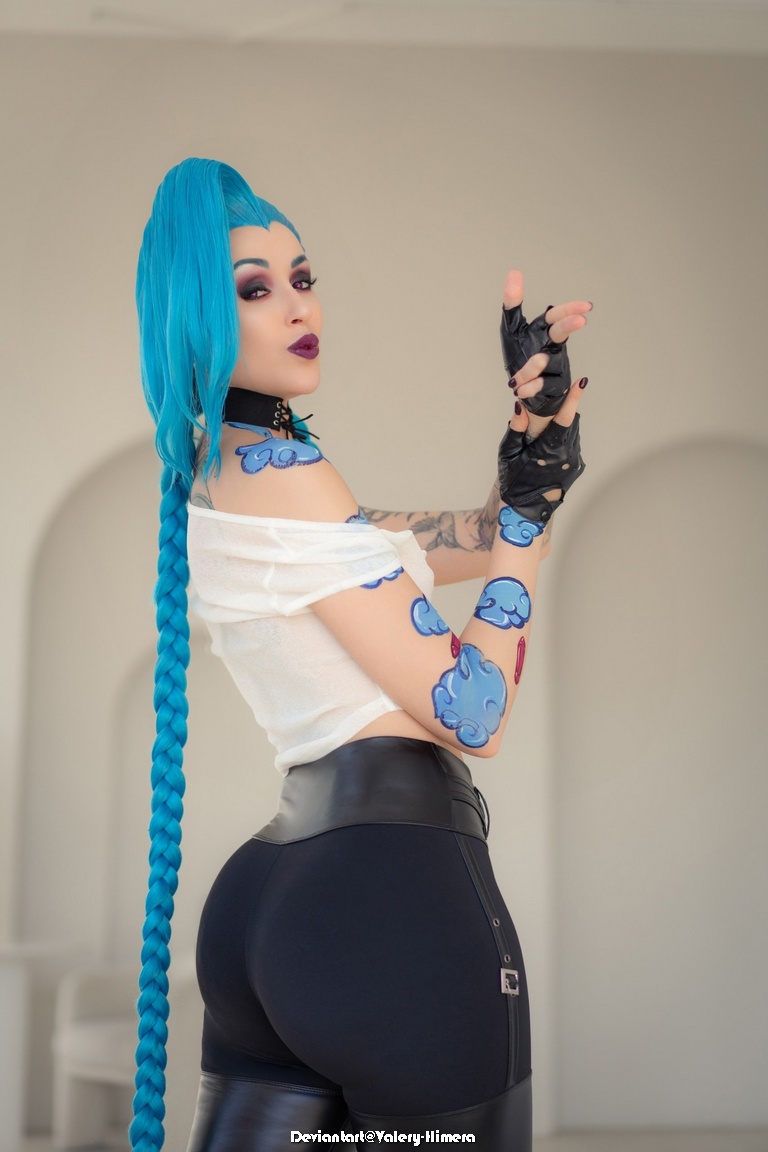 League of Legends - Jinx (The Loose Cannon) Cosplay - sophisticated portrait