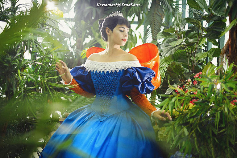 Snow White and the Seven Dwarfs - Snow White Cosplay - full length photo