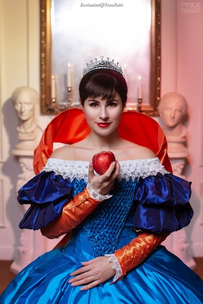 Snow White and the Seven Dwarfs - Snow White Cosplay