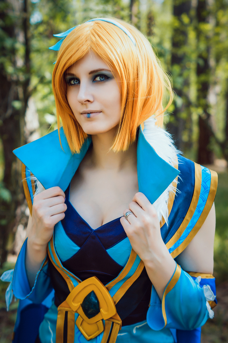 Dota 2 - Rylai (Crystal Maiden) (Heart of the North) Cosplay - authentic view
