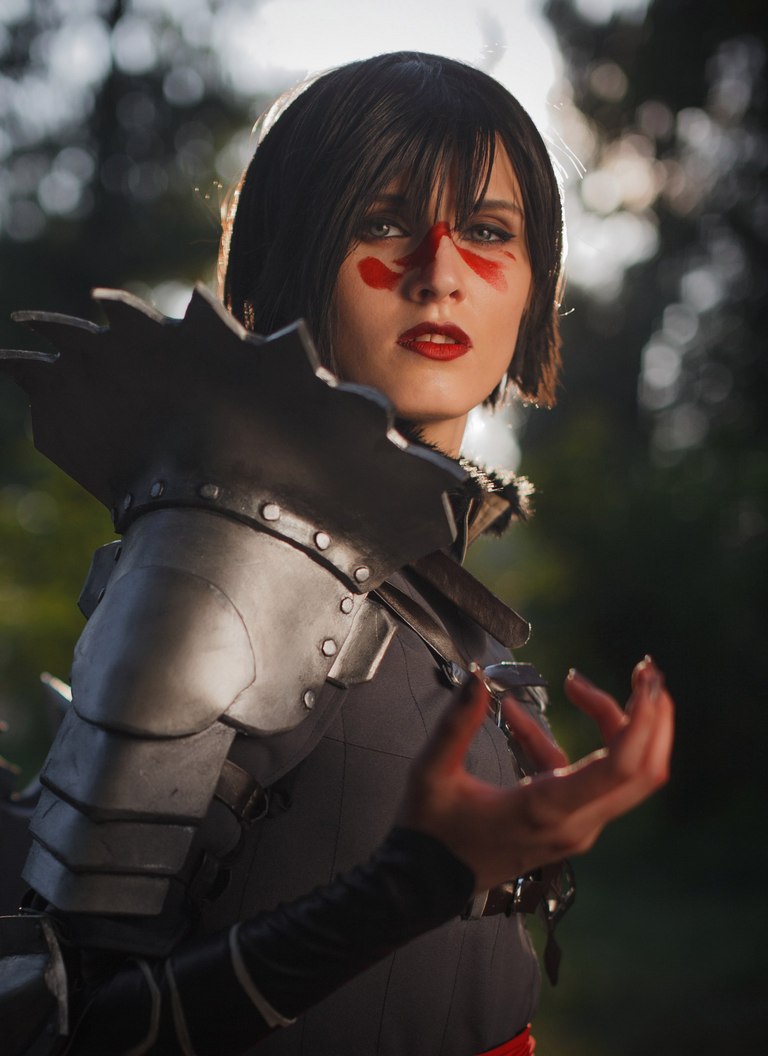 Dragon Age 2 - Marian Hawke (Champion of Kirkwall) Cosplay - costume show