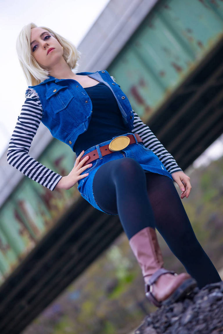 Dragon Ball - Android 18 Cosplay - full body character photo