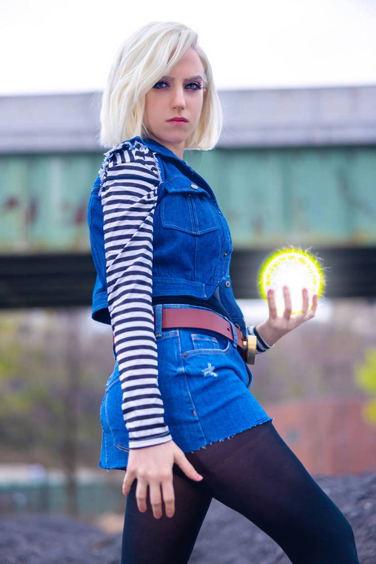 Dragon Ball - Android 18 Cosplay - costume showcase portrait