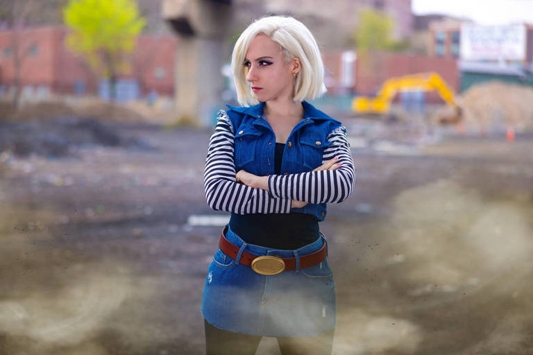 Dragon Ball - Android 18 Cosplay - full body portrait