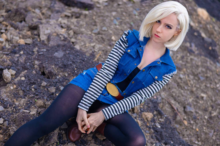 Dragon Ball - Android 18 Cosplay - full length character portrait