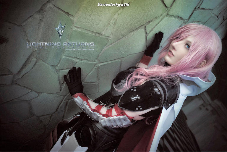 A cosplayer dressed as Lightning from 'Lightning Returns: Final Fantasy XIII,' leaning against a textured wall with a confident expression.