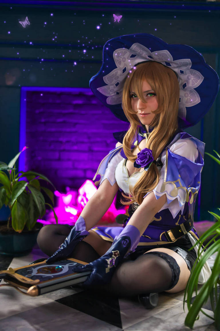 Genshin Impact - Lisa Minci (Purple Rose) Cosplay - expressive portrait