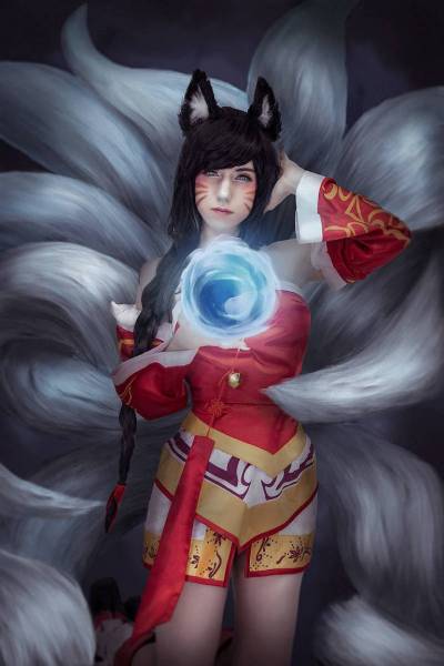 League of Legends - Ahri (The Nine-Tailed Fox) Cosplay