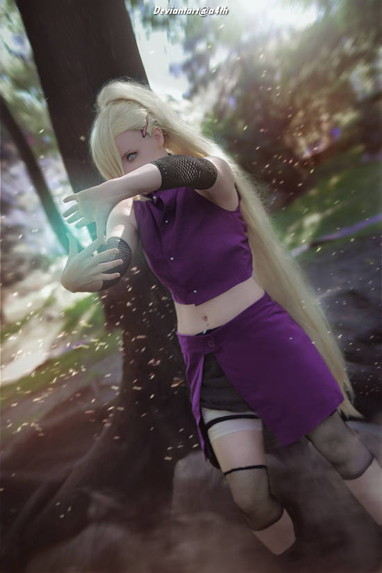 Naruto Shippuden - Ino Yamanaka Cosplay - full body portrait