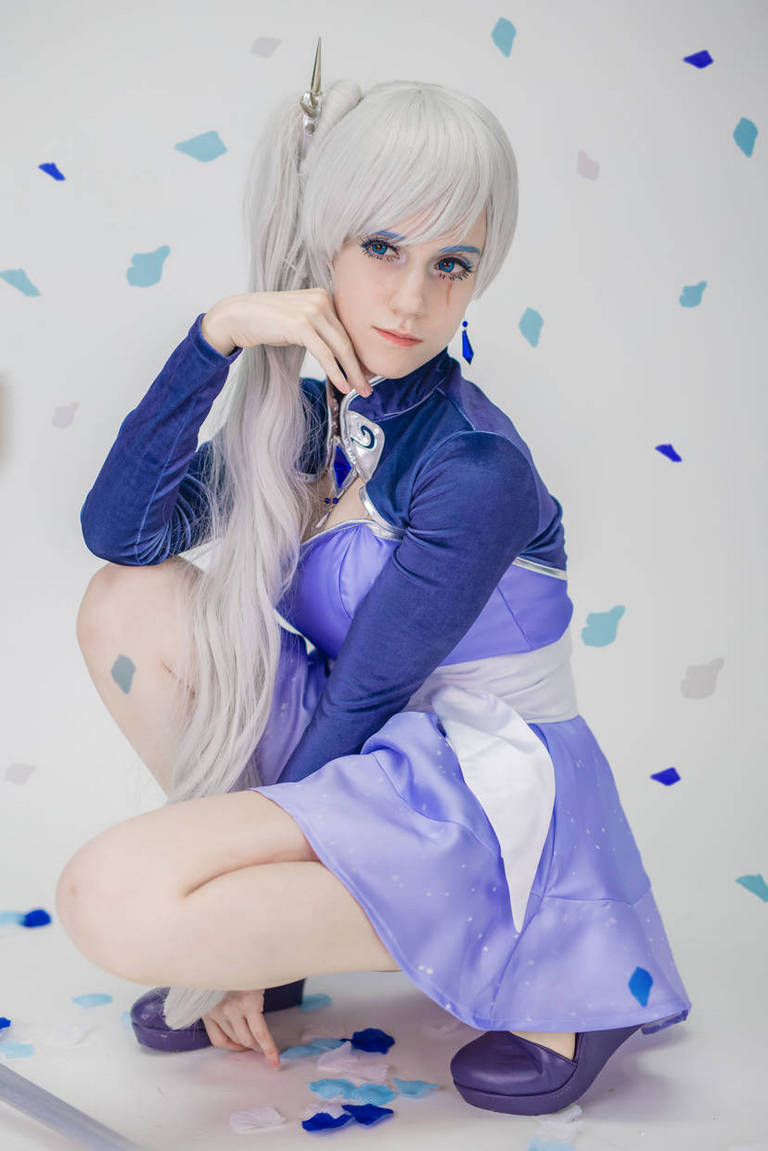 RWBY - Weiss Schnee (Ice Queen) Cosplay - full length character portrait
