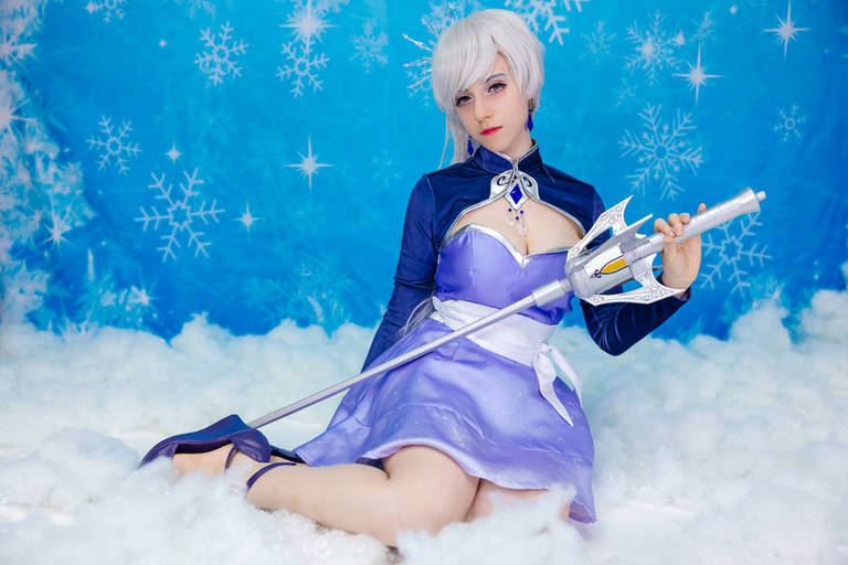 RWBY - Weiss Schnee (Ice Queen) Cosplay - anime character costume photo