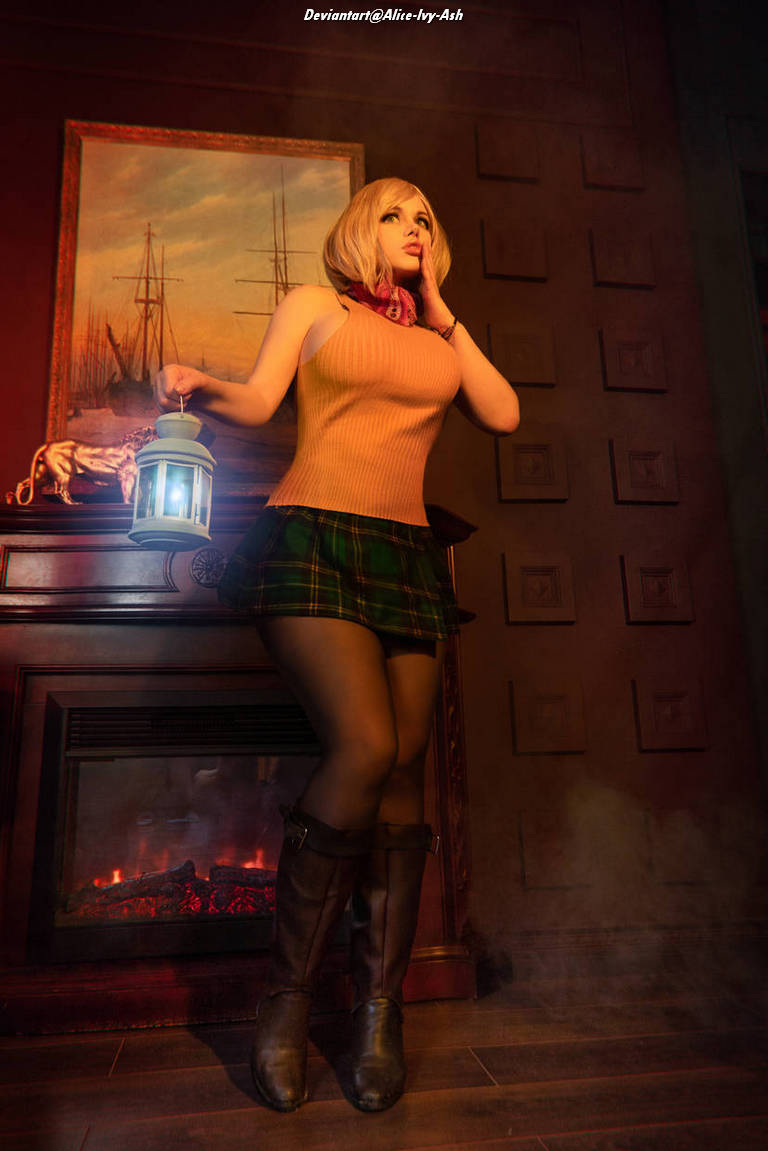 Resident Evil 4 - Remake - Ashley Graham Cosplay - light aesthetic