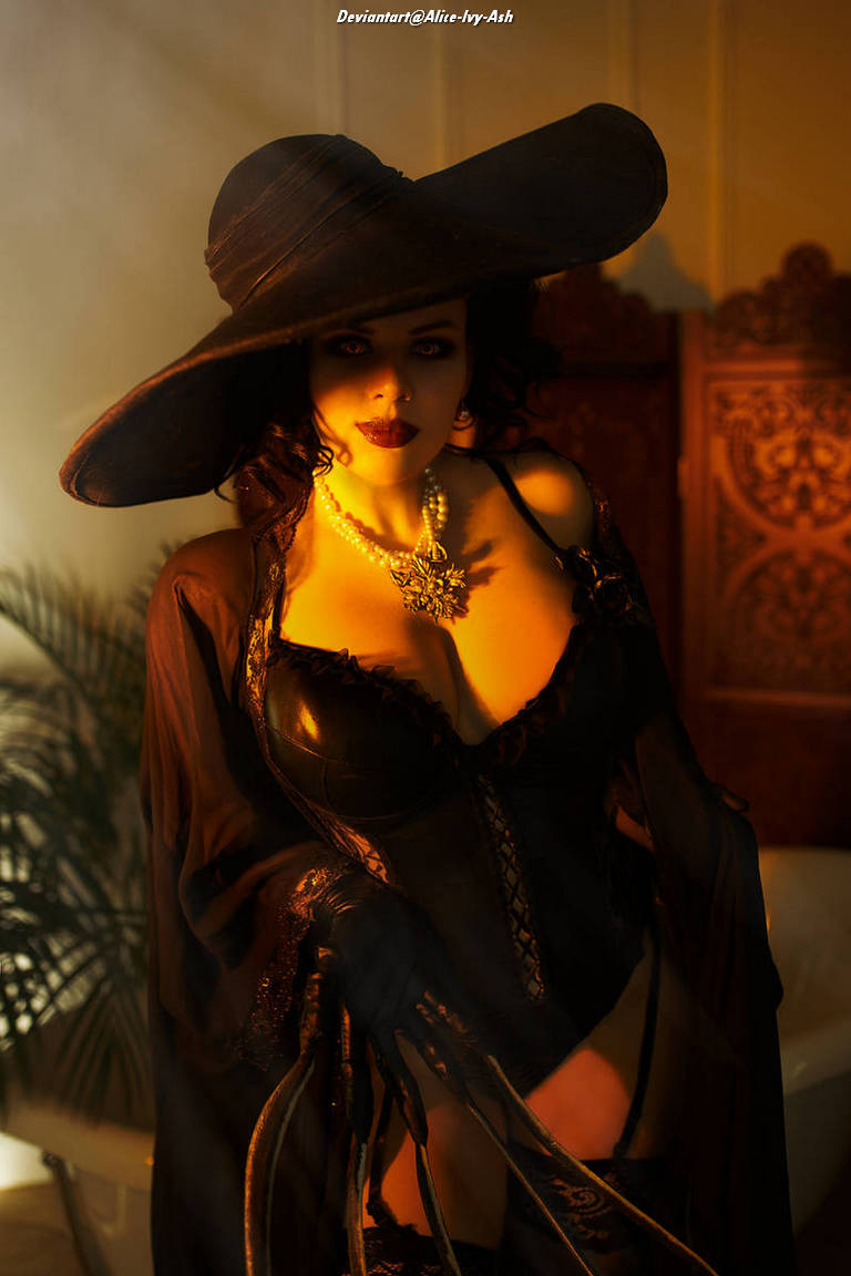 Resident Evil Village - Alcina Dimitrescu (Lingerie) Cosplay - sophisticated portrait Resident Evil Village - Alcina Dimitrescu (Lingerie) Cosplay - sophisticated portrait