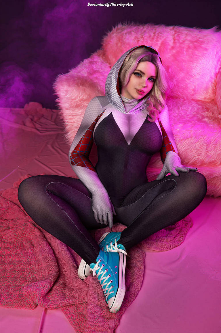 Spider-Man - Across the Spider-Verse - Spider-Gwen (Gwen Stacy) Cosplay - costume show