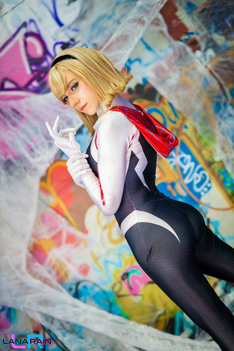 Spider-Man - Across the Spider-Verse - Spider-Gwen (Gwen Stacy) Cosplay - costume portrait