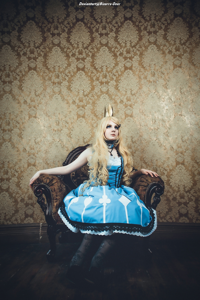Alice in Wonderland - Alice Kingsleigh Cosplay character costume portrait