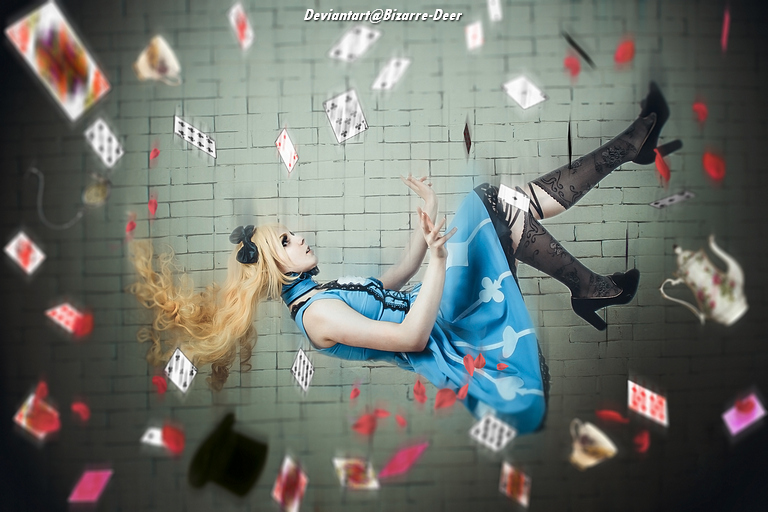 Alice in Wonderland - Alice Kingsleigh Cosplay character costume portrait