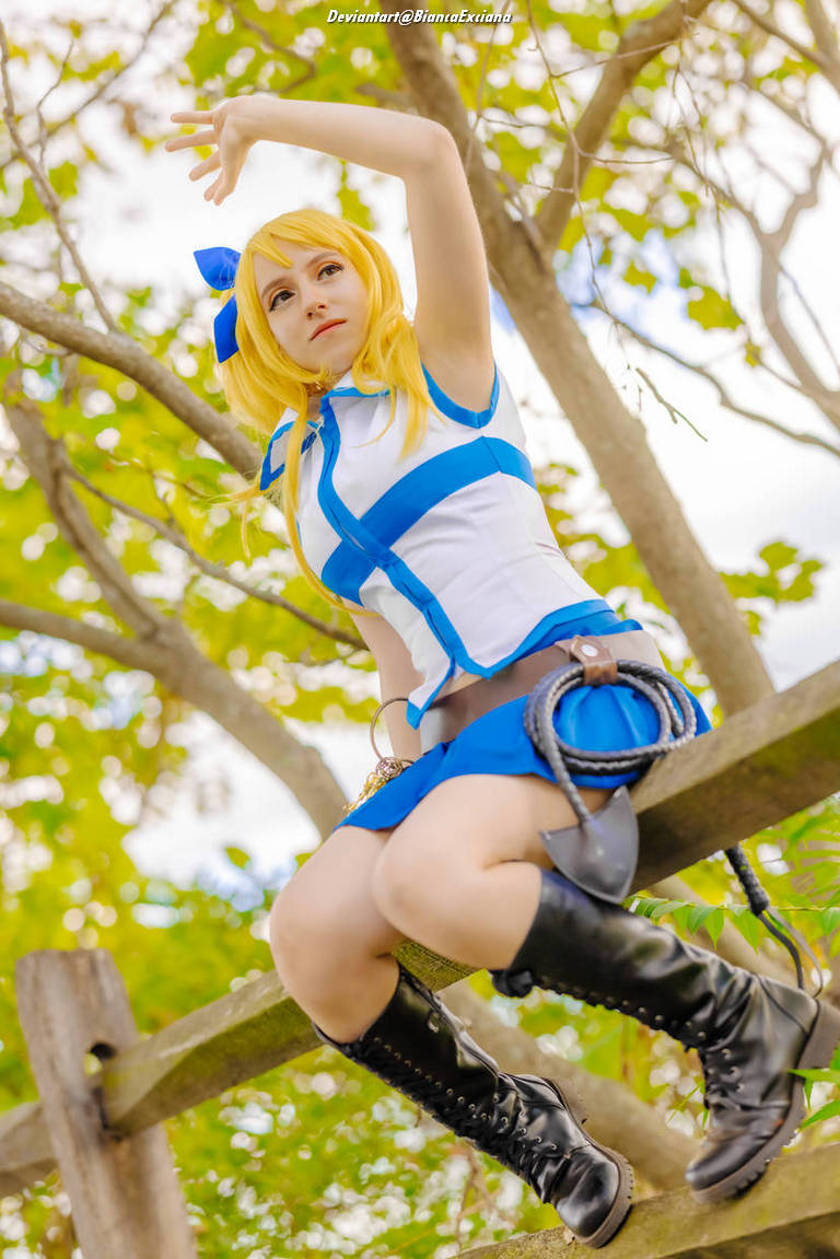 Fairy Tail - Lucy Heartfilia (Lu-chan) Cosplay costume showcase portrait
