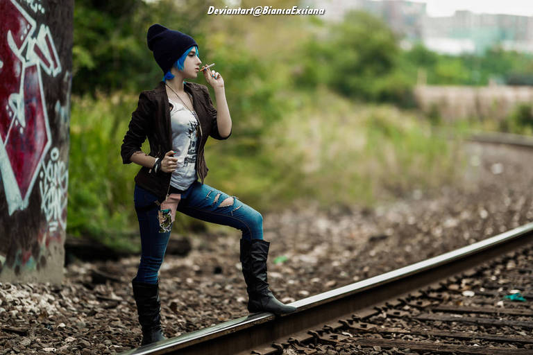 Life Is Strange - Before the Storm - Chloe Elizabeth Price (Captain Bluebeard) Cosplay - full length port.