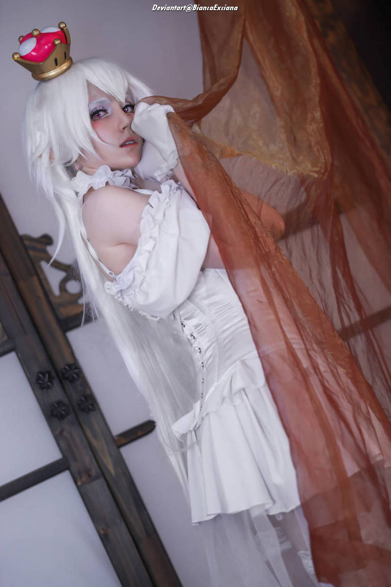 New Super Mario Bros. U Deluxe - Booette (Boosette) (Princess Boo) Cosplay costume showcase portrait