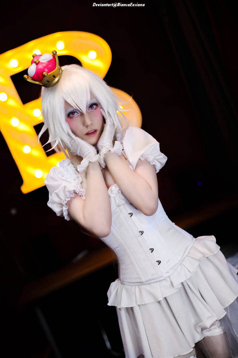 New Super Mario Bros. U Deluxe - Booette (Boosette) (Princess Boo) Cosplay full body character photo