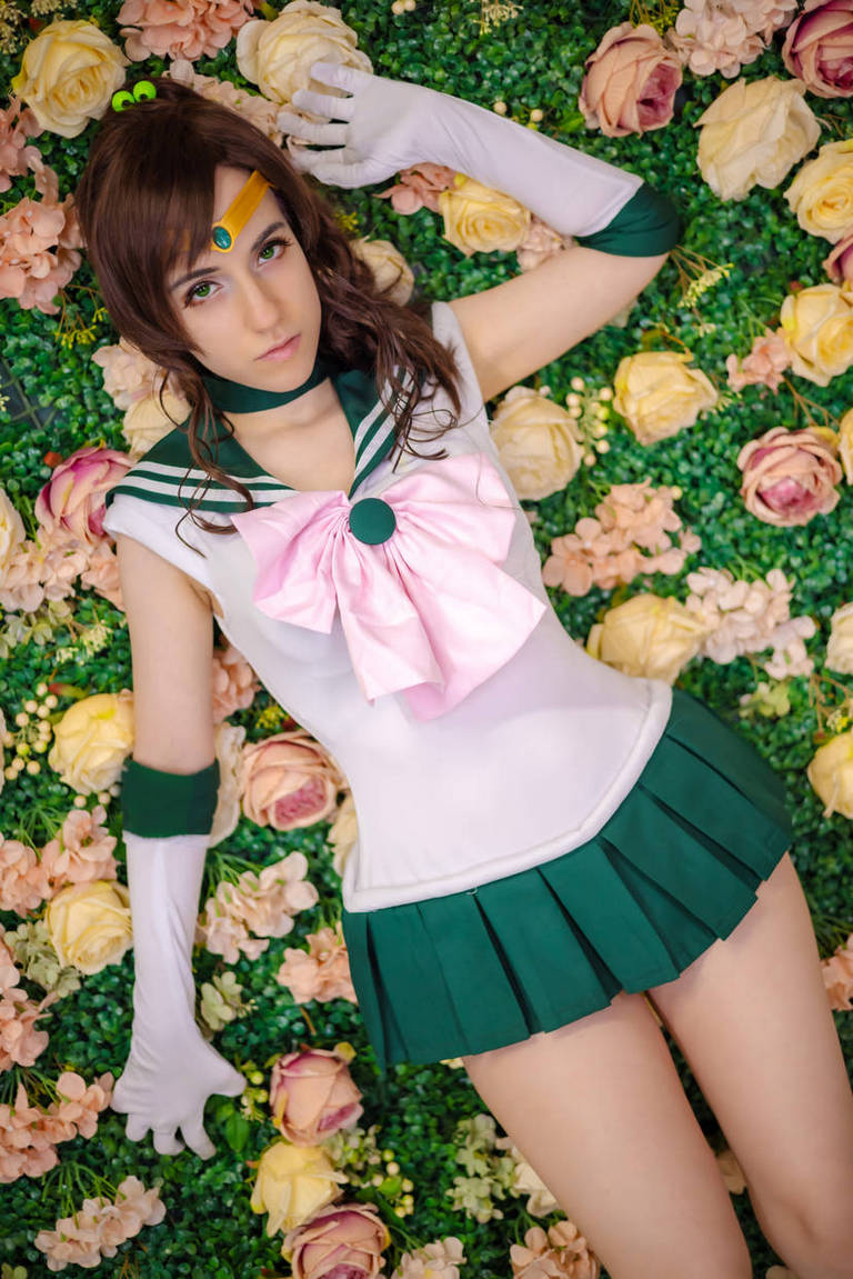 Sailor Moon - Sailor Jupiter (Makoto Kino) Cosplay full body portrait